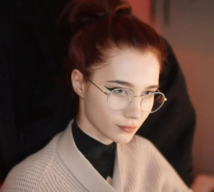 697x625