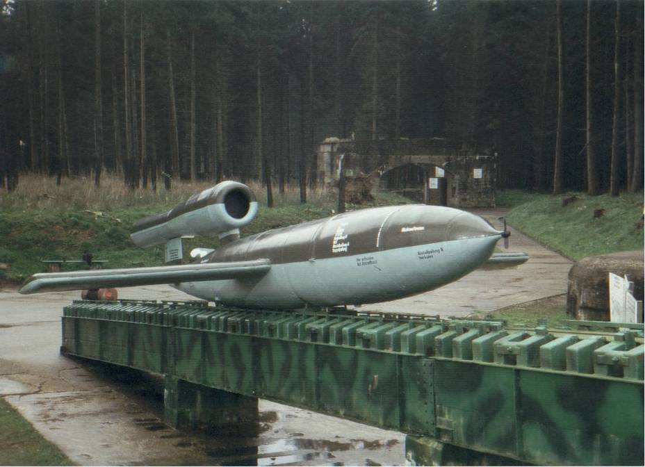 928x672