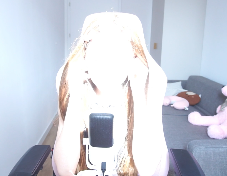 893x692