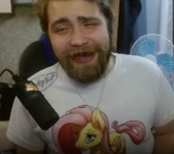 590x523