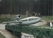 928x672